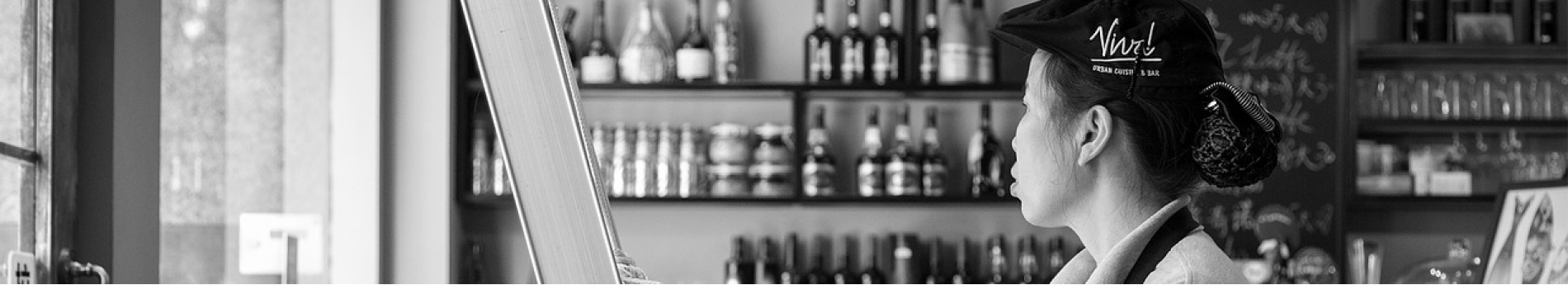 Empleado trabajando en restaurante, ingreso de candidatos